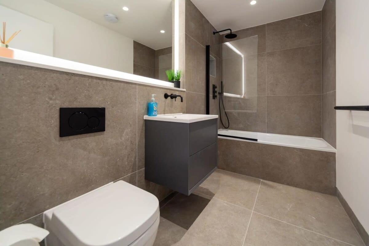 Modern 2 Bedroom Apartment In Wimbledon Лондон Екстериор снимка