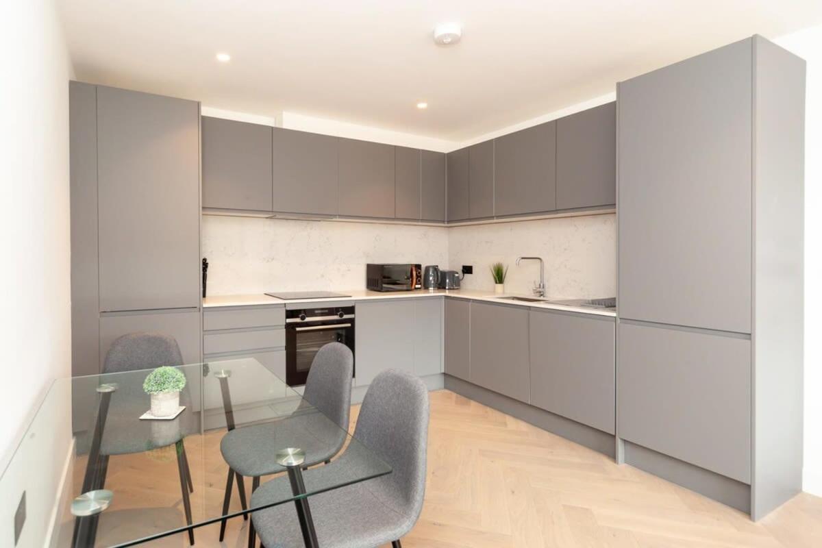 Modern 2 Bedroom Apartment In Wimbledon Лондон Екстериор снимка