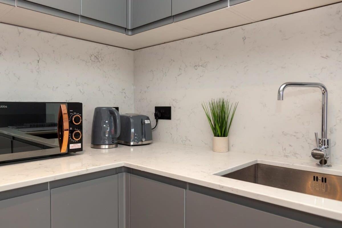 Modern 2 Bedroom Apartment In Wimbledon Лондон Екстериор снимка